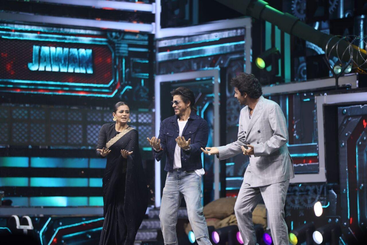 Shah Rukh reunited with Priyamani after the chartbuster song, One Two Three Four, from Chennai Express. They recreated it on the stage in Chennai